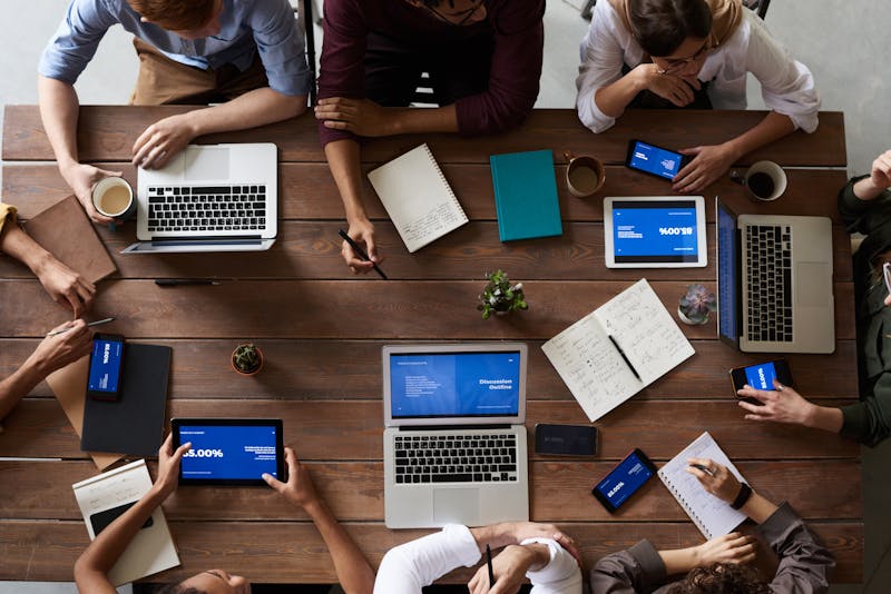 Ambiente corporativo moderno com equipe em reunião